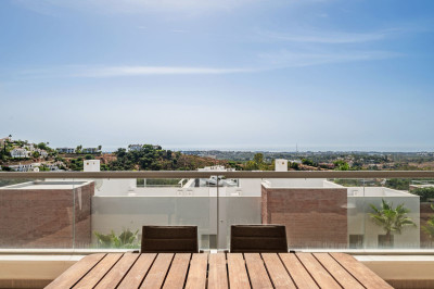 2 Bedroom Middle Floor Apartment in Benahavís - Image 4