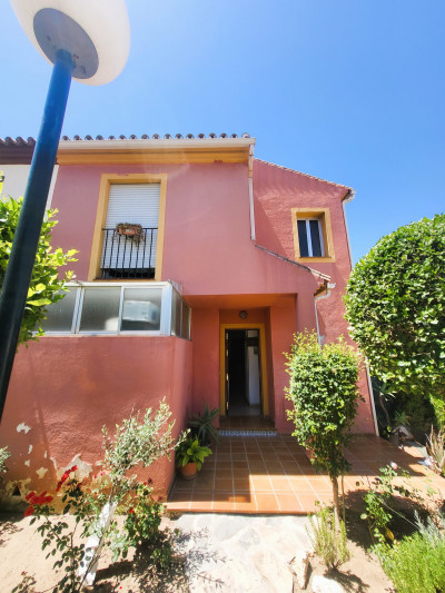 3 Bedroom Semi-Detached House in Estepona - Image 2