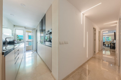 2 Bedroom Middle Floor Apartment in Marbella - Image 4