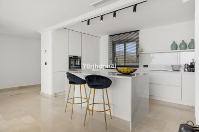 3 Bedroom Penthouse in Estepona - Image 1