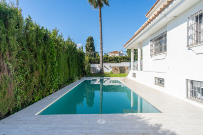 5 Bedroom Detached Villa in El Paraiso - Image 1