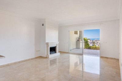 3 Bedroom Middle Floor Apartment in Selwo - Image 4