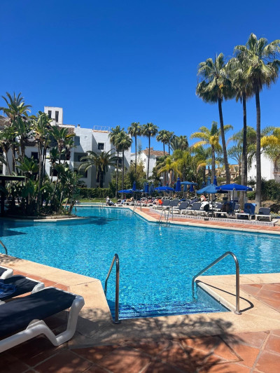 2 Bedroom Middle Floor Apartment in Elviria - Image 1