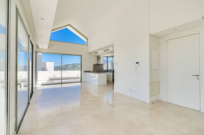 4 Bedroom Penthouse in Benahavís - Image 1