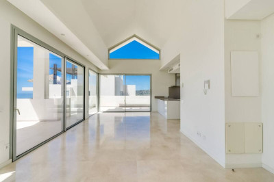 4 Bedroom Penthouse in Benahavís - Image 2