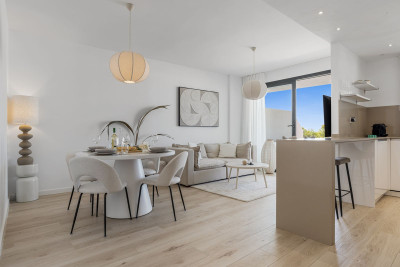 2 Bedroom Middle Floor Apartment in Estepona - Image 2