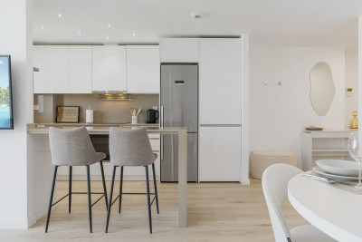 2 Bedroom Middle Floor Apartment in Estepona - Image 5