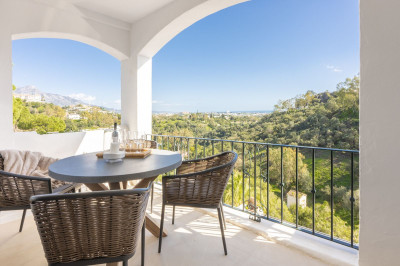 3 Bedroom Penthouse in Benahavís - Image 2