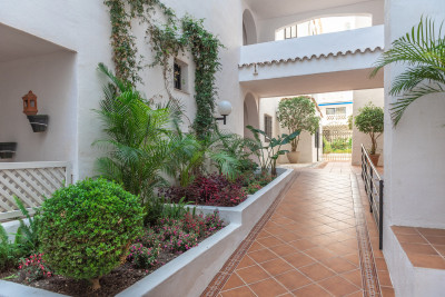 3 Bedroom Middle Floor Apartment in Puerto Banús - Image 2