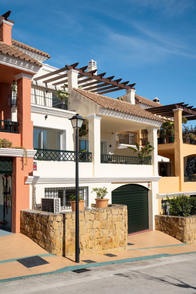 4 Bedroom Townhouse in Nueva Andalucía - Image 2