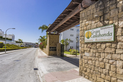 2 Bedroom Middle Floor Apartment in Calahonda - Image 2