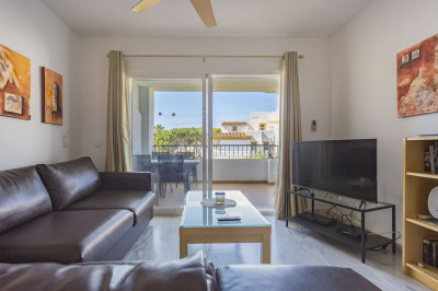 2 Bedroom Middle Floor Apartment in Calahonda - Image 3