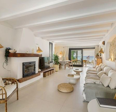 6 Bedroom Detached Villa in Estepona - Image 3
