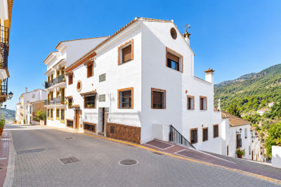 6 Bedroom Townhouse in Ojén - Image 1