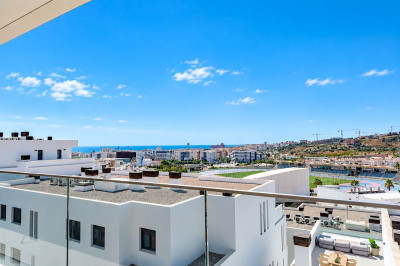 2 Bedroom Middle Floor Apartment in Estepona - Image 2