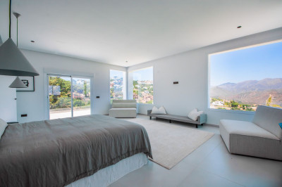 4 Bedroom Detached Villa in La Mairena - Image 4