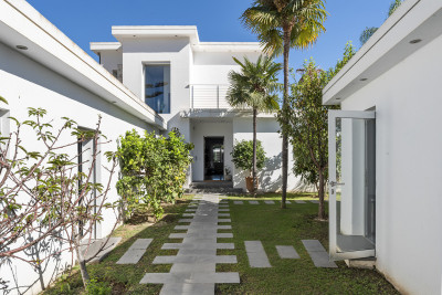 4 Bedroom Detached Villa in Nueva Andalucía - Image 3