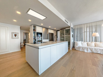 4 Bedroom Middle Floor Apartment in Mijas Costa - Image 4