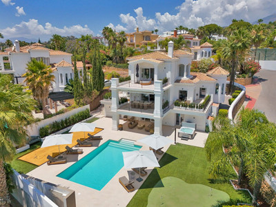 6 Bedroom Detached Villa in Nueva Andalucía - Image 1