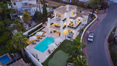 6 Bedroom Detached Villa in Nueva Andalucía - Image 2