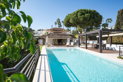 4 Bedroom Detached Villa in Nueva Andalucía - Image 2