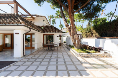 4 Bedroom Detached Villa in Nueva Andalucía - Image 3