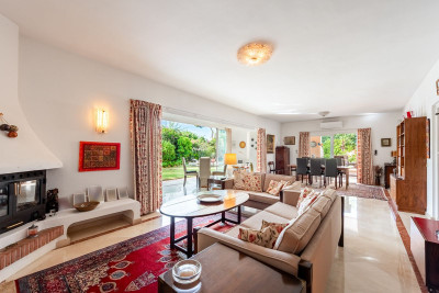 4 Bedroom Detached Villa in El Paraiso - Image 3