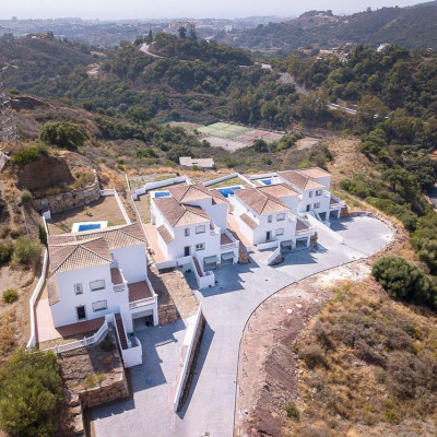 4 Bedroom Detached Villa in Estepona - Image 2