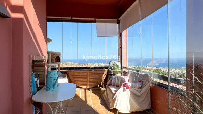 4 Bedroom Middle Floor Apartment in Calahonda - Image 2