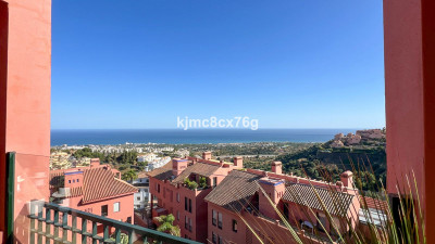 4 Bedroom Middle Floor Apartment in Calahonda - Image 4