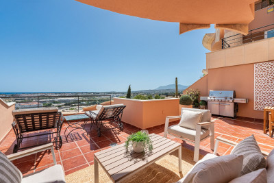 2 Bedroom Middle Floor Apartment in Nueva Andalucía - Image 1
