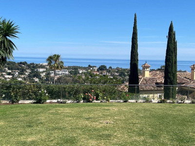 10 Bedroom Detached Villa in El Paraiso - Image 1