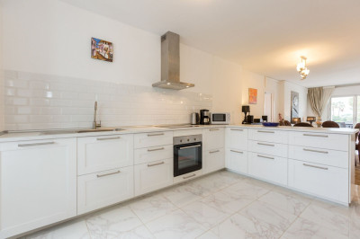 2 Bedroom Top Floor Apartment in Puerto Banús - Image 4