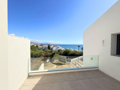 2 Bedroom Semi-Detached House in Estepona - Image 3