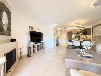 4 Bedroom Semi-Detached House in Benahavís - Image 3