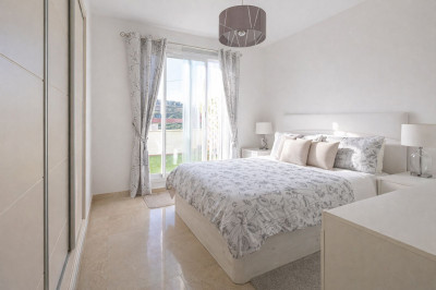 2 Bedroom Penthouse in La Alcaidesa - Image 4