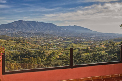 2 Bedroom Middle Floor Apartment in La Mairena - Image 2