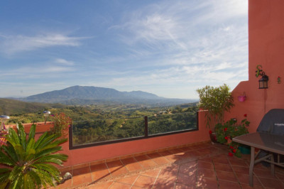 2 Bedroom Middle Floor Apartment in La Mairena - Image 4
