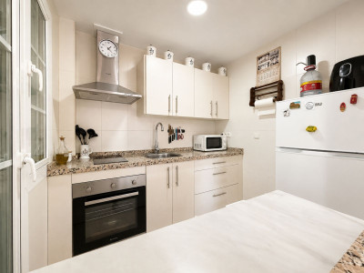 2 Bedroom Middle Floor Apartment in San Luis de Sabinillas - Image 5