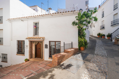 4 Bedroom Townhouse in Istán - Image 1