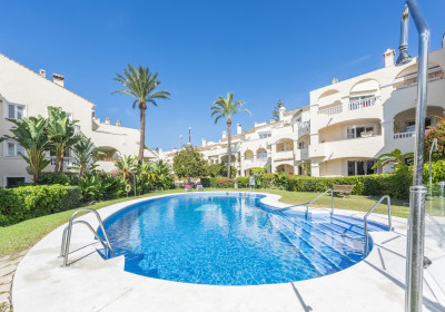 2 Bedroom Middle Floor Apartment in Estepona - Image 2