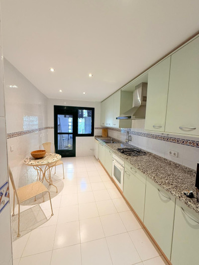 3 Bedroom Middle Floor Apartment in San Pedro de Alcántara - Image 4