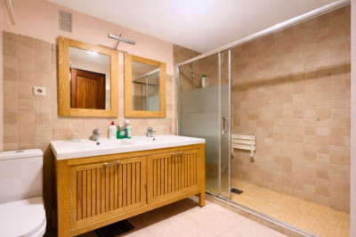2 Bedroom Middle Floor Apartment in Marbella - Image 2