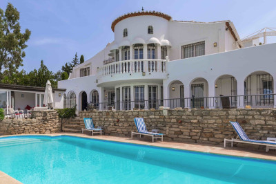 6 Bedroom Detached Villa in Estepona - Image 1