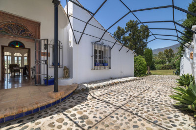 6 Bedroom Detached Villa in Estepona - Image 5