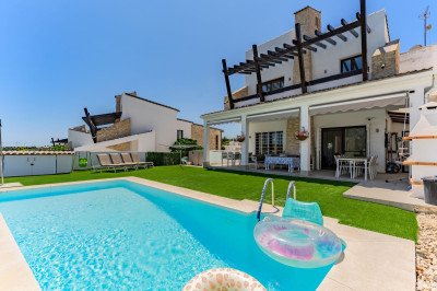 6 Bedroom Semi-Detached House in Valle Romano - Image 1