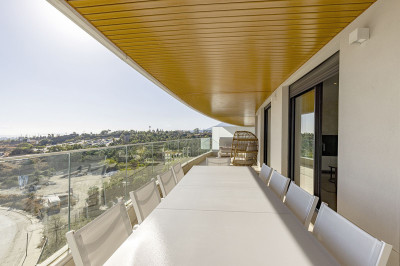 3 Bedroom Middle Floor Apartment in Estepona - Image 3