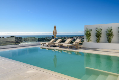 5 Bedroom Detached Villa in El Paraiso - Image 2
