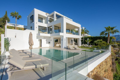 5 Bedroom Detached Villa in El Paraiso - Image 3