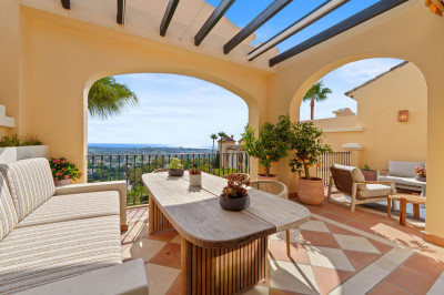 3 Bedroom Penthouse in Benahavís - Image 1